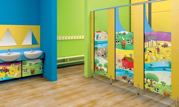 Nhà vệ sinh đa sắc màu cùng với tủ đặt chậu rửa